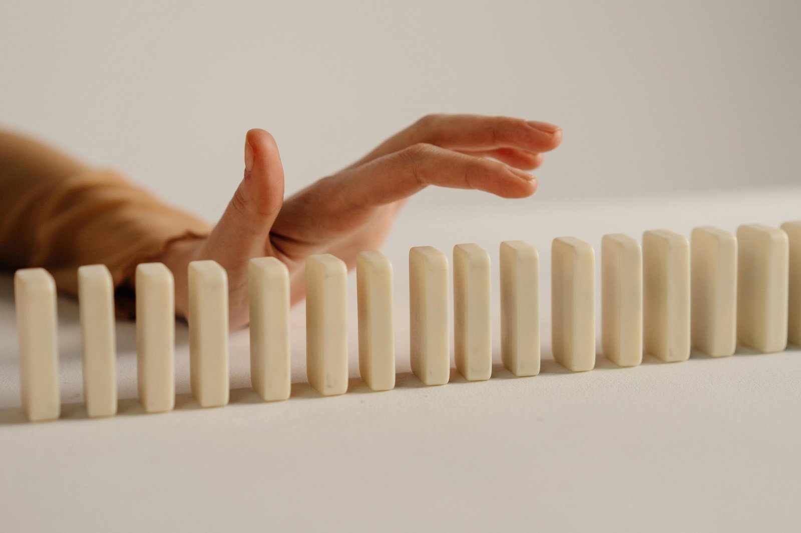 Main poussant des dominos – symbole de stratégie en action